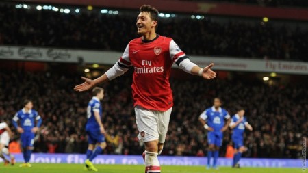 gun__1386578706_ozil_everton2