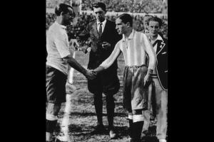 1930-FIFA-World-Cup-Captains shake hands